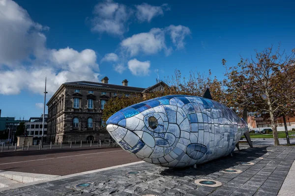 Велика риба скульптура — стокове фото