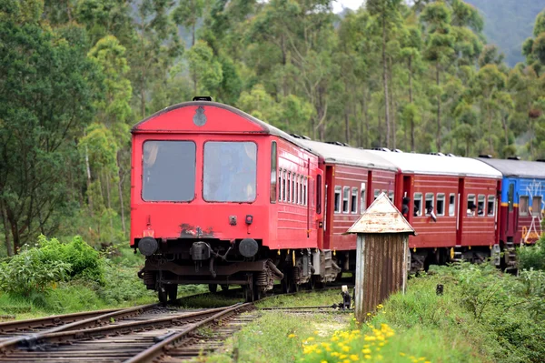 Train de voyageurs au Sri Lanka — Photo