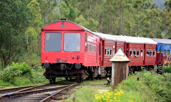 Comboio de passageiros no Sri Lanka — Fotografia de Stock
