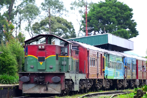 Tren de pasajeros en Sri Lanka — Foto de Stock