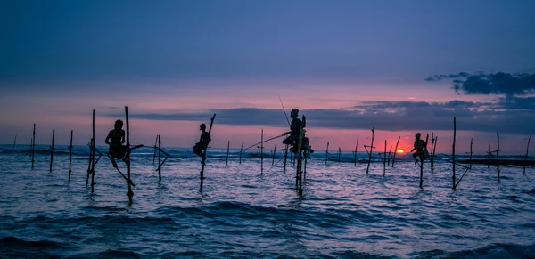 Pescadores tradicionais em paus — Fotografia de Stock