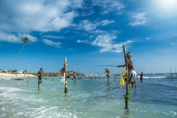 在棍子上的传统渔民 — 图库照片