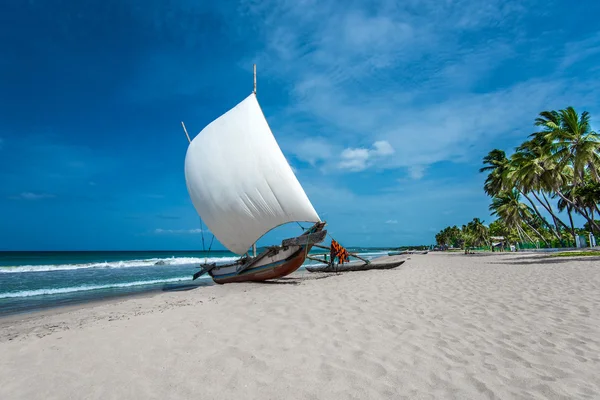 Лодка на красивом пляже — стоковое фото