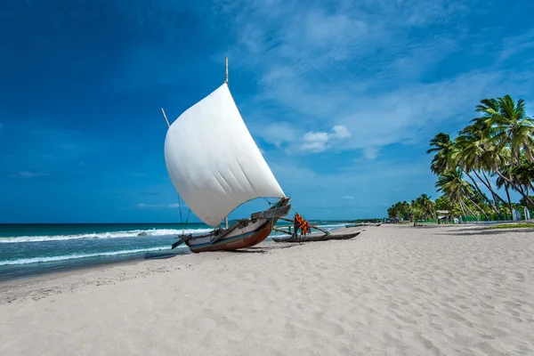 Boat on beautiful beach — Stock Photo, Image