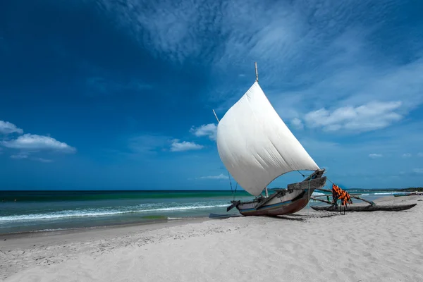 Barca sulla bellissima spiaggia — Foto Stock