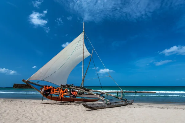 Hermoso barco en la playa — Foto de Stock