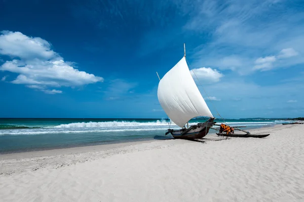 Barco na bela praia — Fotografia de Stock