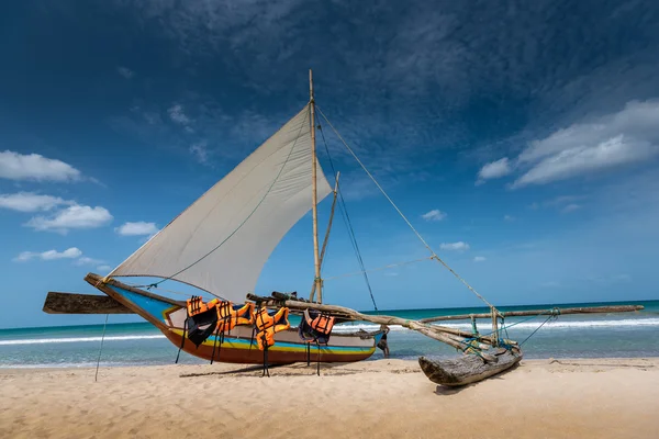 Hermoso barco en la playa — Foto de Stock