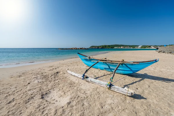 Traditional fishing boat in the beach — Stock Photo, Image