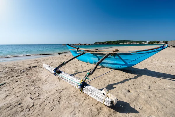 Barco de pesca tradicional na praia — Fotografia de Stock