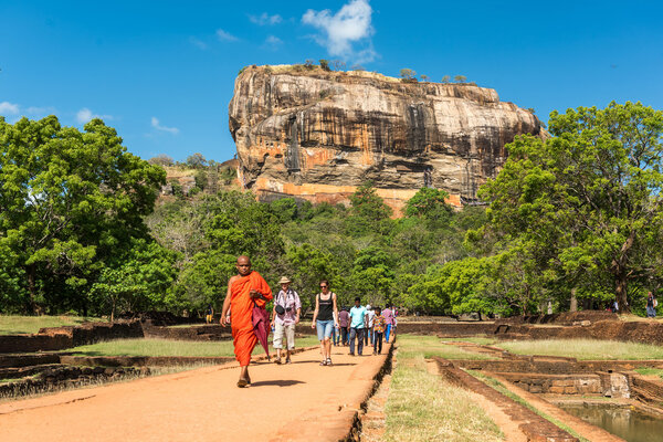 Буддийский монах и туристы

