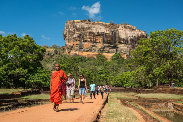 Буддийский монах и туристы
