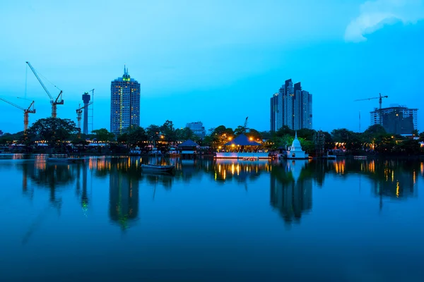 Linha do horizonte de Colombo à noite — Fotografia de Stock