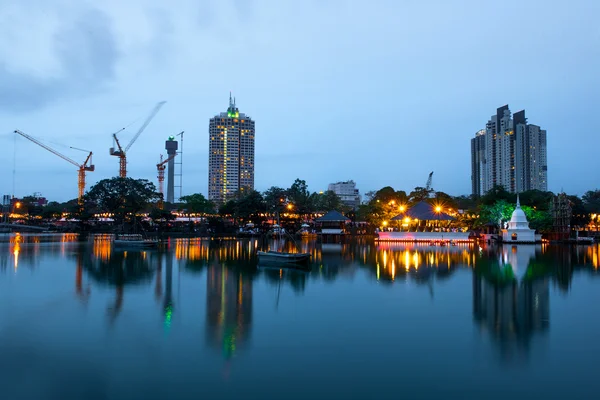 Colombo skyline på natten — Stockfoto