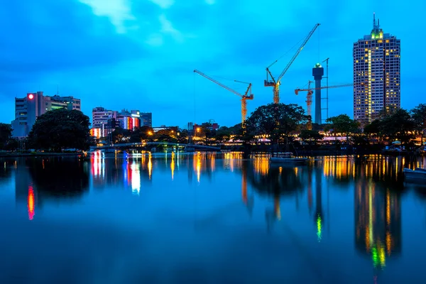 Colombo skyline in de nacht — Stockfoto