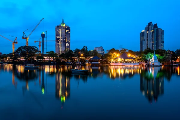 Colombo skyline på natten — Stockfoto