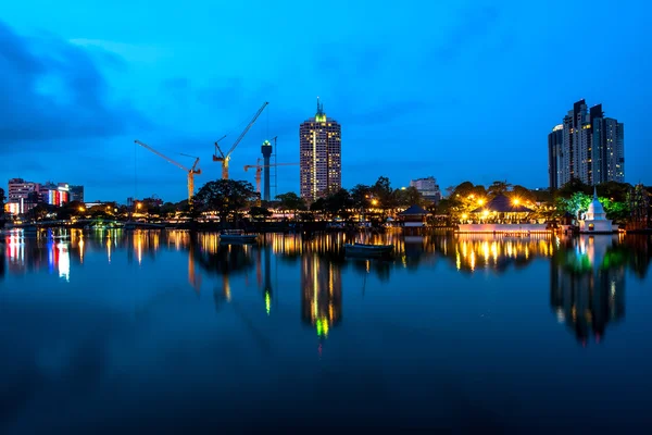 Kolombo skyline di malam hari — Stok Foto