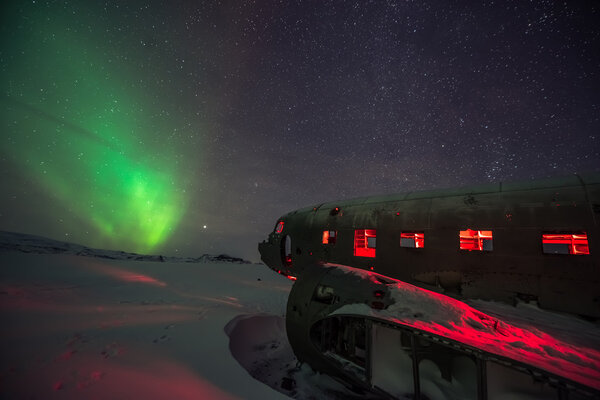 Северное сияние над крушением самолета

