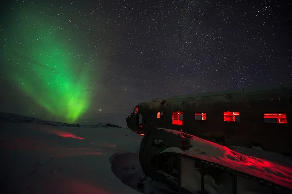 Luces del norte sobre naufragio plano — Foto de Stock