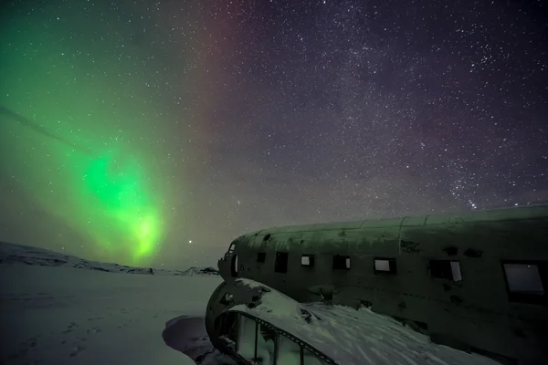 Uçak enkazı üzerinde Kuzey ışıkları — Stok fotoğraf