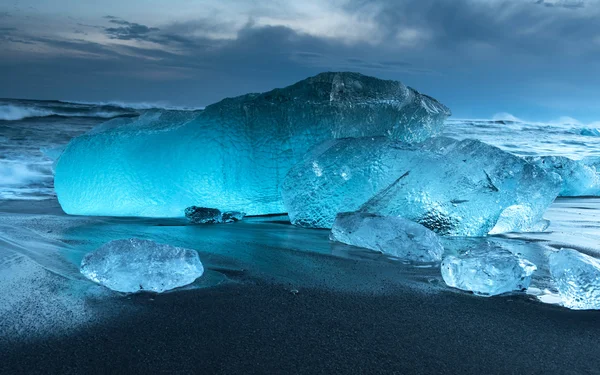 Icebergs na praia de cristal preto — Fotografia de Stock