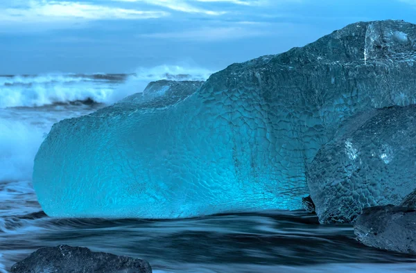 Ijsbergen op crystal zwarte strand — Stockfoto