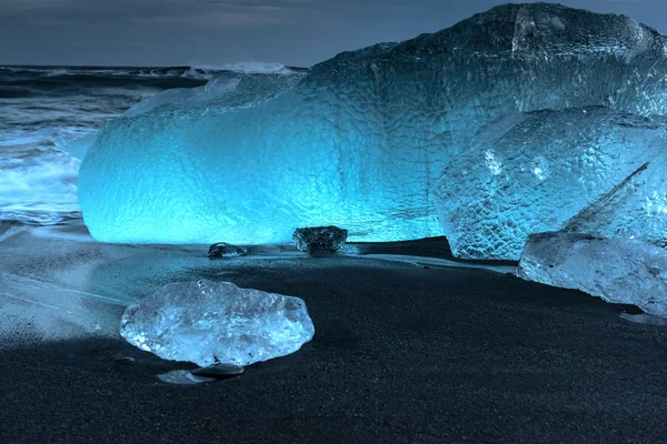 Icebergs na praia de cristal preto — Fotografia de Stock
