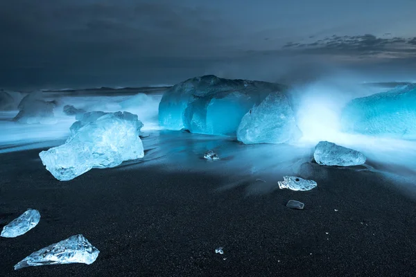 黒クリスタル ビーチで氷山 — ストック写真