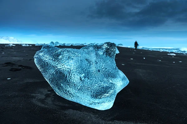 Eisberge am kristallklaren schwarzen Strand — Stockfoto