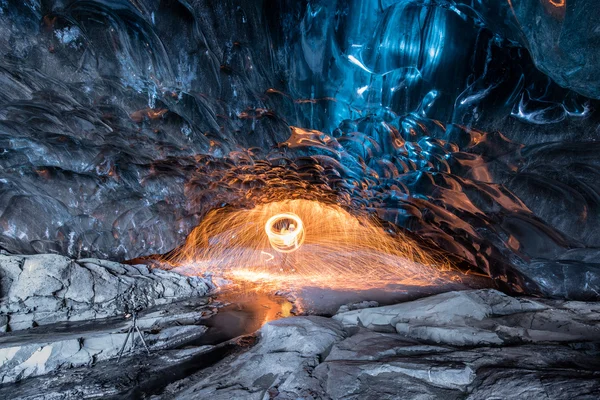 Feuershow in der Eishöhle — Stockfoto