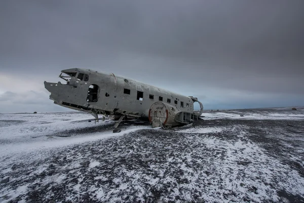 Flugzeugwrack in der Sandwüste — Stockfoto