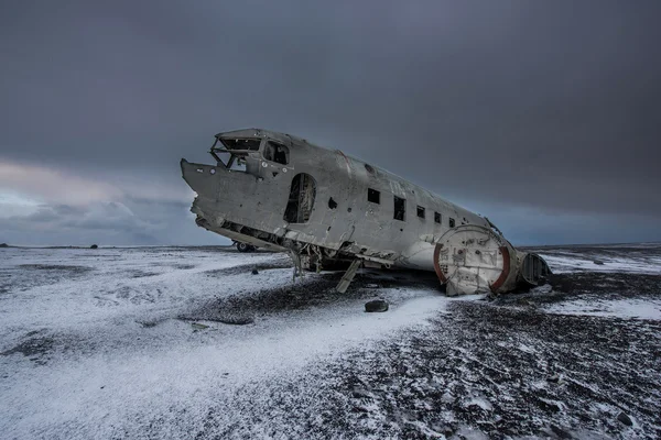 Destruição de uma aeronave no deserto de areia — Fotografia de Stock