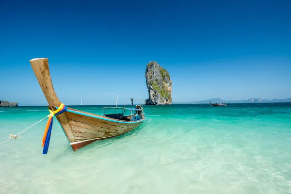 Paisagem oceânica com barco — Fotografia de Stock