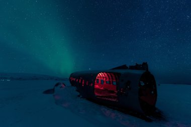 uçak enkazı üzerinde Kuzey ışıkları