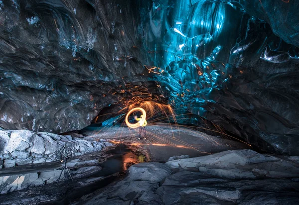 Eldshow i ice cave — Stockfoto