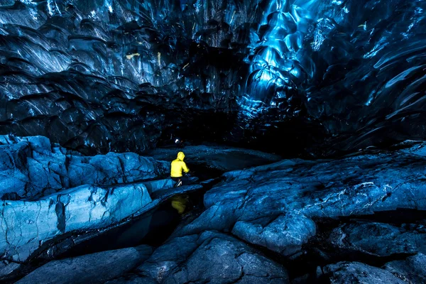 Turysta w jaskini lodowiec — Zdjęcie stockowe