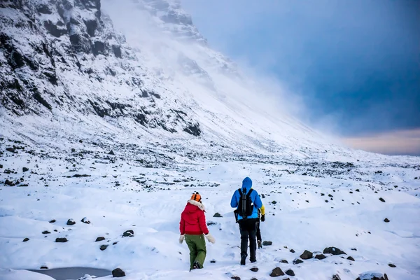 Gruppe von Bergsteigern in Schneebergen. — Stockfoto