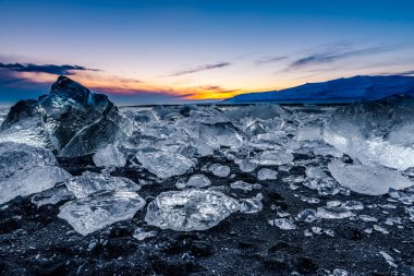 Buzdağları siyah sahilde