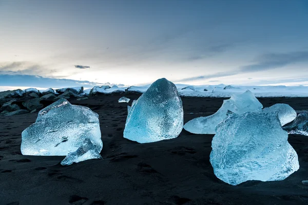 Icebergs sur plage noire — Photo