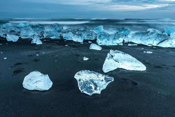 Ijsbergen op zwarte strand — Stockfoto