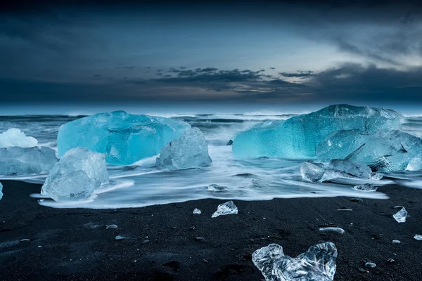 Eisberge am schwarzen Strand — Stockfoto