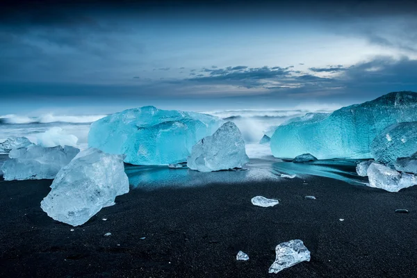 Icebergs на чорному пляжі — стокове фото