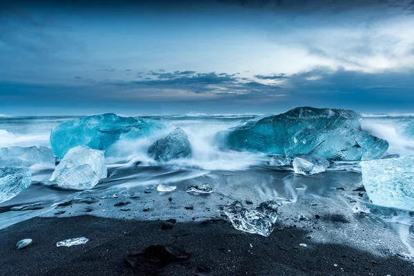 Ijsbergen op zwarte strand — Stockfoto