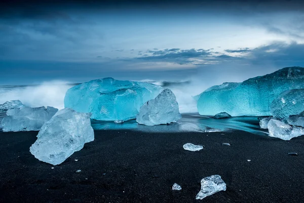 Buzdağları siyah sahilde — Stok fotoğraf