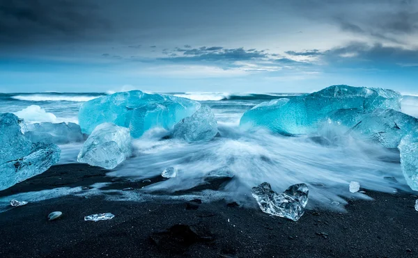 Ijsbergen op zwarte strand — Stockfoto