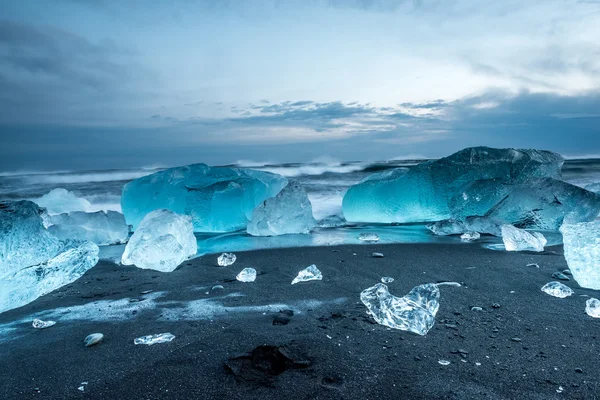 Icebergs on black beach — Stock Photo, Image