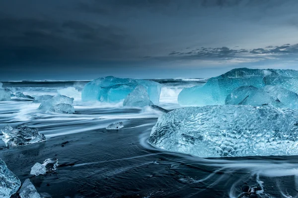 Icebergs na praia preta — Fotografia de Stock