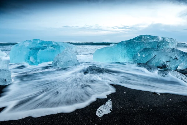 黒いビーチの氷山 — ストック写真