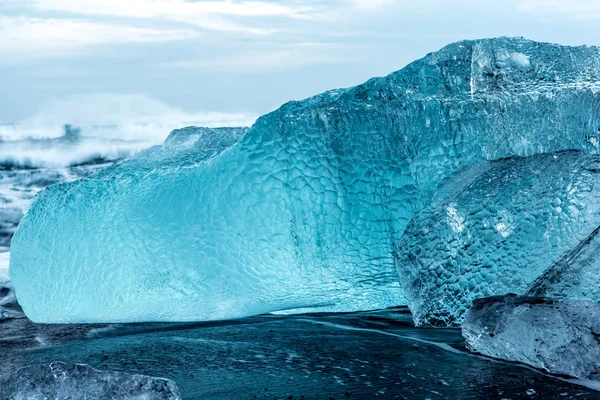 Gunung es di pantai hitam — Stok Foto