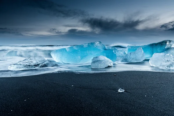 Icebergs on black beach — Stock Photo, Image